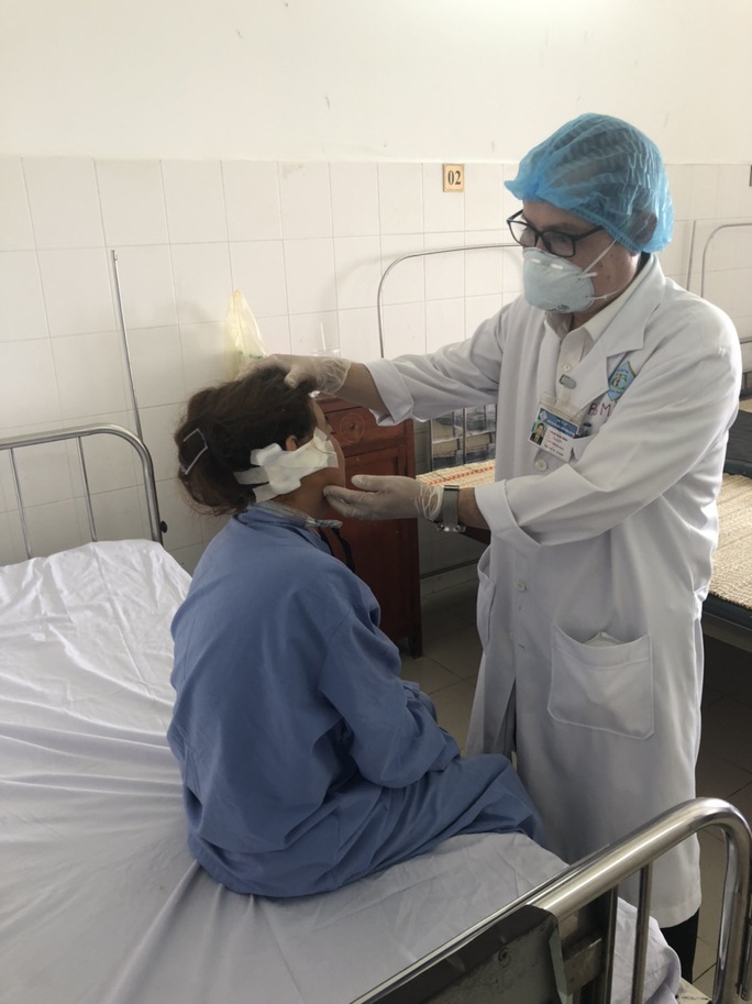 Hy hữu chai xịt hen phế quản phát nổ, 1 phụ nữ mất vành tai - Ảnh 2. Hy hữu chai xịt hen phế quản phát nổ, 1 phụ nữ mất vành tai - Ảnh 2.