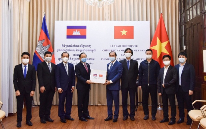 Trao trang thiết bị y tế Việt Nam tặng Lào, Campuchia - Ảnh 2. Trao trang thiết bị y tế Việt Nam tặng Lào, Campuchia - Ảnh 2.