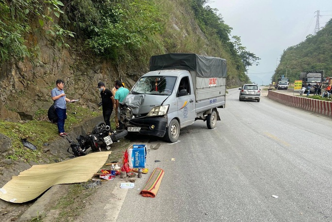 Xe máy lấn làn tông đầu xe tải, 2 thanh niên thương vong - Ảnh 1. Xe máy lấn làn tông đầu xe tải, 2 thanh niên thương vong - Ảnh 1.