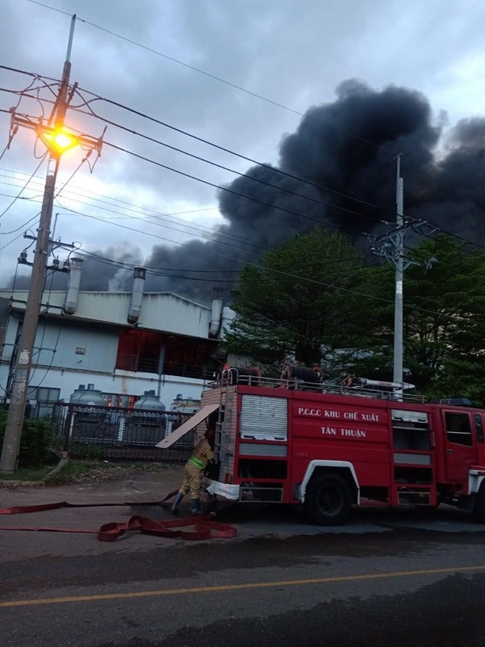 Cháy lớn ở công ty cơ khí trong KCX Tân Thuận - Ảnh 2.