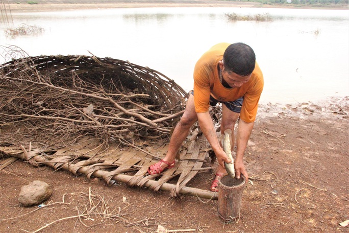 Xem người Pa Kô bắt cá dùng loại bẫy có từ trăm năm trước - Ảnh 7.