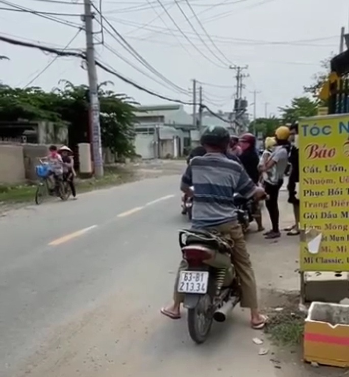 Tạm giữ 2 tên cướp điện thoại khiến người đàn ông tử vong - Ảnh 1.