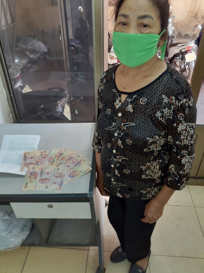 Cụ bà 103 tuổi nhờ con cháu đưa tới phường ủng hộ 1 triệu đồng để phòng chống dịch Covid-19 - Ảnh 2. Cụ bà 103 tuổi nhờ con cháu đưa tới phường ủng hộ 1 triệu đồng để phòng chống dịch Covid-19 - Ảnh 2.