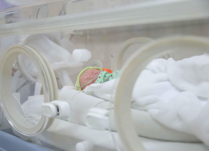 Sản phụ đang cách ly vì từng khám thai tại Bệnh viện Bạch Mai sinh 3 - Ảnh 1.