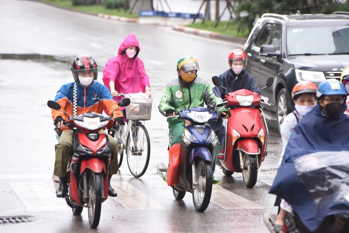 Người vận chuyển hoạt động nhộn nhịp trong ngày cách ly xã hội chống dịch Covid-19 - Ảnh 1. Người vận chuyển hoạt động nhộn nhịp trong ngày cách ly xã hội chống dịch Covid-19 - Ảnh 1.