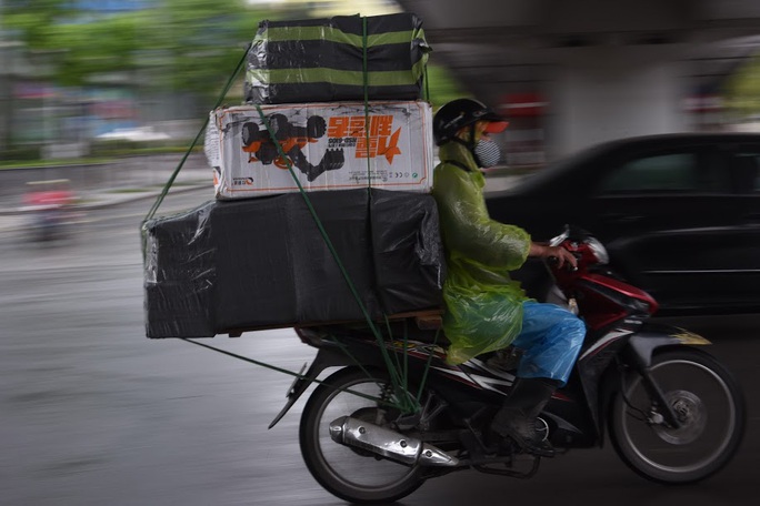 Người vận chuyển hoạt động nhộn nhịp trong ngày cách ly xã hội chống dịch Covid-19 - Ảnh 9. Người vận chuyển hoạt động nhộn nhịp trong ngày cách ly xã hội chống dịch Covid-19 - Ảnh 9.