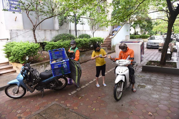 Người vận chuyển hoạt động nhộn nhịp trong ngày cách ly xã hội chống dịch Covid-19 - Ảnh 3. Người vận chuyển hoạt động nhộn nhịp trong ngày cách ly xã hội chống dịch Covid-19 - Ảnh 3.