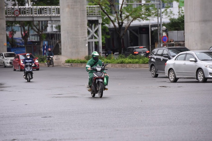 Người vận chuyển hoạt động nhộn nhịp trong ngày cách ly xã hội chống dịch Covid-19 - Ảnh 7. Người vận chuyển hoạt động nhộn nhịp trong ngày cách ly xã hội chống dịch Covid-19 - Ảnh 7.