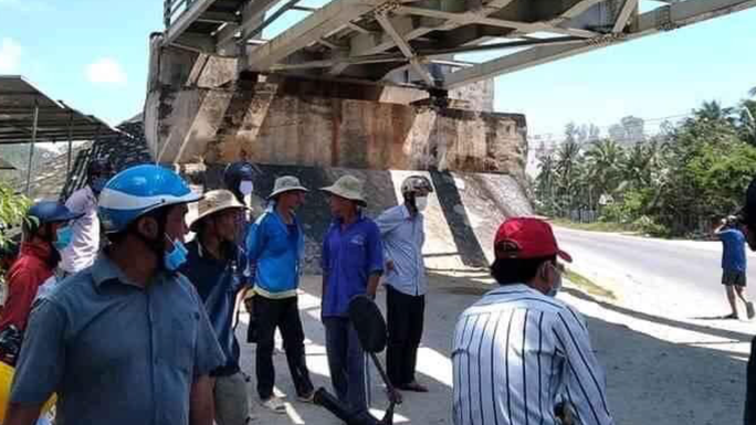 Mải mê chụp ảnh “tự sướng”, 2 nữ sinh bị tàu lửa tông tử vong - Ảnh 1. Mải mê chụp ảnh “tự sướng”, 2 nữ sinh bị tàu lửa tông tử vong - Ảnh 1.