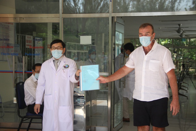 VIDEO: Bệnh nhân Covid-19 ở Quảng Nam xuất viện, cúi chào tặng hoa cho bác sĩ - Ảnh 2.
