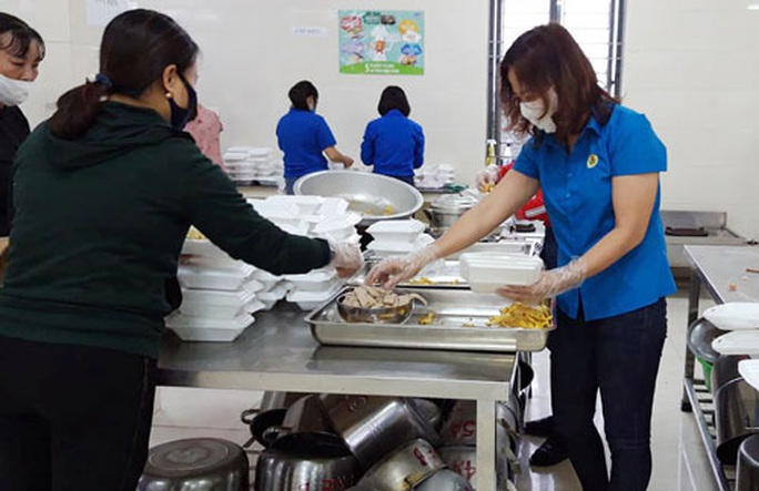 Hà Tĩnh: Ủng hộ suất ăn cho lực lượng chống dịch - Ảnh 1. Hà Tĩnh: Ủng hộ suất ăn cho lực lượng chống dịch - Ảnh 1.