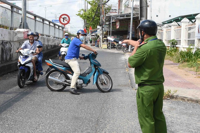 Cà Mau xử phạt nhiều trường hợp không đeo khẩu trang nơi công cộng - Ảnh 1.