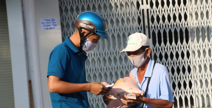 Hơn chục ngàn người bán vé số ở TP HCM nhận tin vui đầu tuần - Ảnh 1. Hơn chục ngàn người bán vé số ở TP HCM nhận tin vui đầu tuần - Ảnh 1.