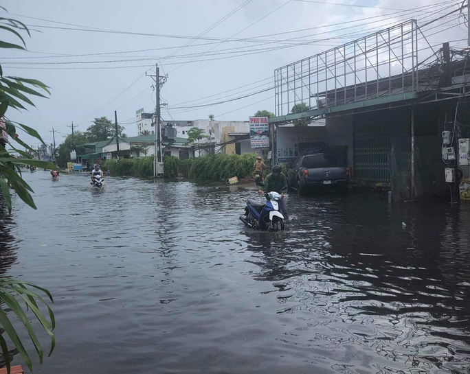 Mưa lớn nhiều giờ bất ngờ đổ xuống đảo ngọc Phú Quốc - Ảnh 2.