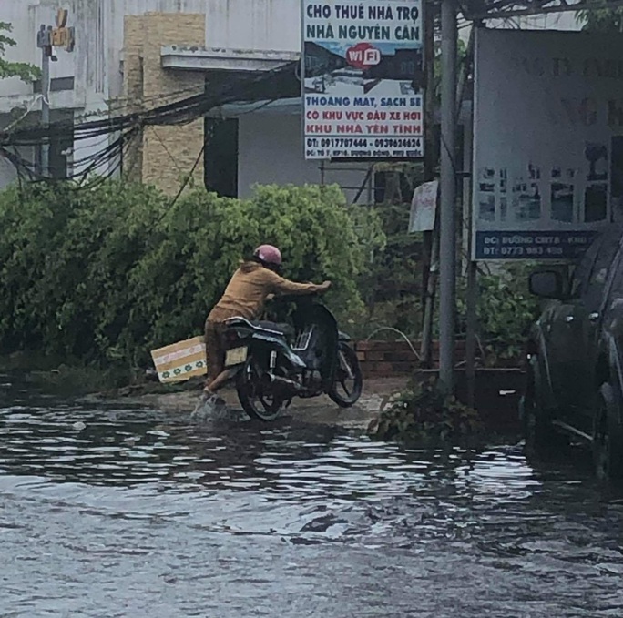 Mưa lớn nhiều giờ bất ngờ đổ xuống đảo ngọc Phú Quốc - Ảnh 4.