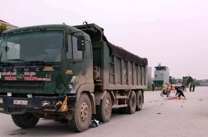 Tai nạn giữa xe tải và xe máy, 2 cô gái 16 tuổi tử vong - Ảnh 1. Tai nạn giữa xe tải và xe máy, 2 cô gái 16 tuổi tử vong - Ảnh 1.