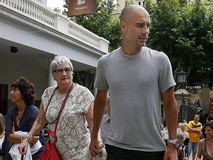 HLV Pep Guardiola đau đớn khi thân mẫu qua đời vì Covid-19 - Ảnh 1. HLV Pep Guardiola đau đớn khi thân mẫu qua đời vì Covid-19 - Ảnh 1.