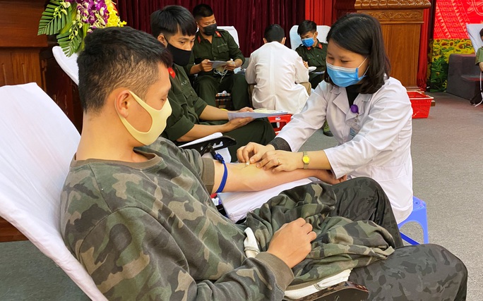 Giám đốc Công an tỉnh Thanh Hóa hiến máu cứu người - Ảnh 3. Giám đốc Công an tỉnh Thanh Hóa hiến máu cứu người - Ảnh 3.