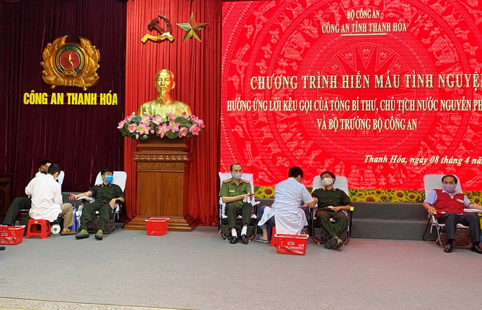Giám đốc Công an tỉnh Thanh Hóa hiến máu cứu người - Ảnh 1. Giám đốc Công an tỉnh Thanh Hóa hiến máu cứu người - Ảnh 1.
