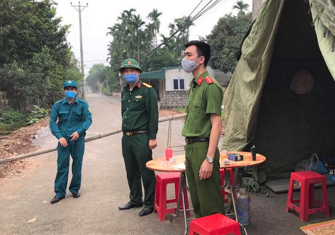 Cận cảnh kiểm soát thôn hơn 1.000 người có ca bệnh Covid-19 số 251 phức tạp - Ảnh 4.