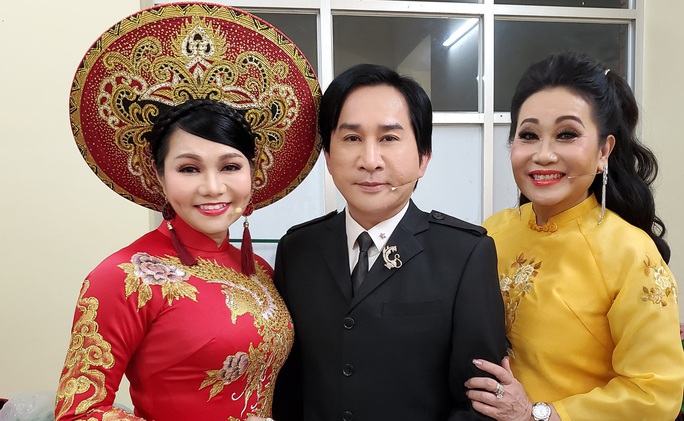 Viết vọng cổ chống dịch Covid-19, nghệ sĩ lan tỏa sự yêu thương - Ảnh 1. Viết vọng cổ chống dịch Covid-19, nghệ sĩ lan tỏa sự yêu thương - Ảnh 1.