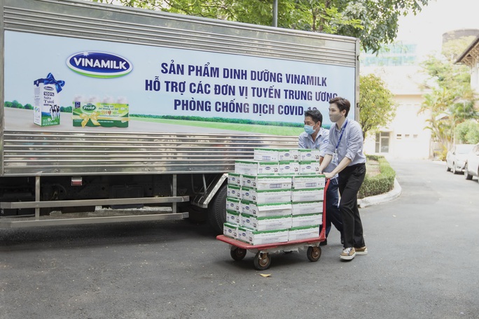 Vinamilk ủng hộ 15 tỉ đồng cho tuyến đầu chống dịch Covid-19 - Ảnh 2.