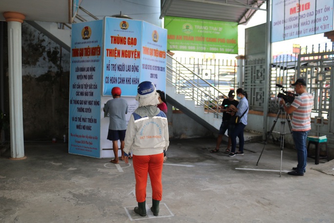 LĐLĐ huyện Phú Quốc khởi động thùng gạo nghĩa tình tặng người nghèo - Ảnh 5. LĐLĐ huyện Phú Quốc khởi động thùng gạo nghĩa tình tặng người nghèo - Ảnh 5.
