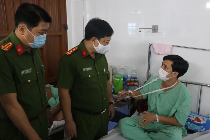 Nhiều cán bộ, chiến sĩ bị thương khi chữa cháy ở KCX Tân Thuận - Ảnh 1.