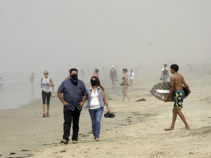 Người dân đổ xô tránh nóng, bang California đóng cửa bãi biển - Ảnh 1.