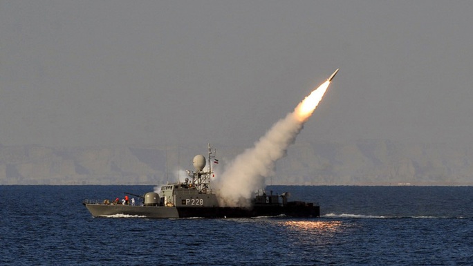 Chạy không kịp, tàu Iran bị tên lửa của phe mình bắn chìm - Ảnh 2.