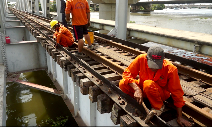 Những nhát búa đầu tiên tháo dỡ cầu trăm tuổi bắc qua sông Sài Gòn - Ảnh 3.