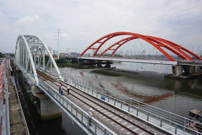 Những nhát búa đầu tiên tháo dỡ cầu trăm tuổi bắc qua sông Sài Gòn - Ảnh 8.
