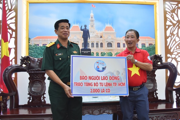 Tặng ngư dân huyện Cần Giờ 2.000 lá cờ Tổ quốc - Ảnh 1. Tặng ngư dân huyện Cần Giờ 2.000 lá cờ Tổ quốc - Ảnh 1.