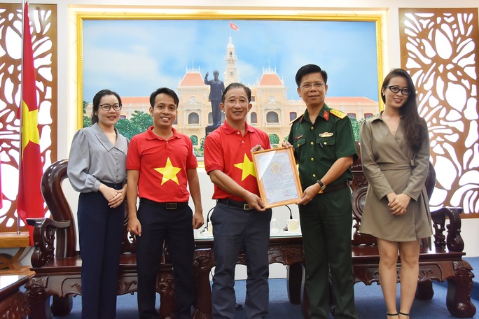 Tặng ngư dân huyện Cần Giờ 2.000 lá cờ Tổ quốc - Ảnh 2. Tặng ngư dân huyện Cần Giờ 2.000 lá cờ Tổ quốc - Ảnh 2.
