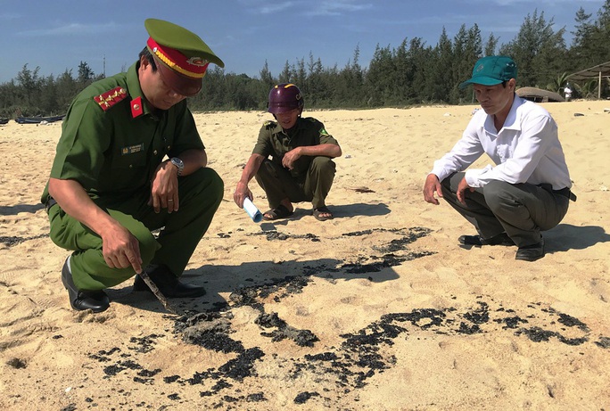 Hơn 1 km bờ biển Quảng Ngãi xuất hiện chất lạ - Ảnh 1. Hơn 1 km bờ biển Quảng Ngãi xuất hiện chất lạ - Ảnh 1.