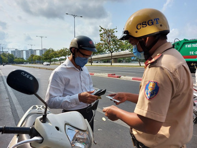 CSGT tổng kiểm tra phương tiện đường bộ: Làm nóng lại Nghị định 100 - Ảnh 1. CSGT tổng kiểm tra phương tiện đường bộ: Làm nóng lại Nghị định 100 - Ảnh 1.