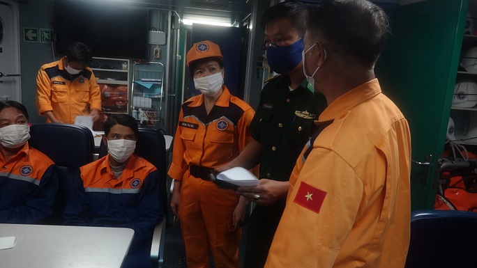 Tàu cá bị chìm giữa biển, 7 ngư dân được cứu kịp thời - Ảnh 3.