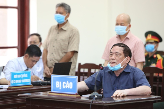 Cựu Đô đốc Nguyễn Văn Hiến do sức khỏe yếu được ngồi trình bày tại tòa - Ảnh 9.