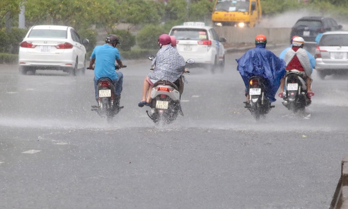 TP HCM mưa trắng trời, rốn ngập Nguyễn Hữu Cảnh lại... ngập! - Ảnh 4.