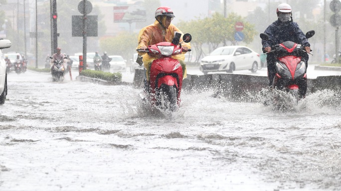 TP HCM mưa trắng trời, rốn ngập Nguyễn Hữu Cảnh lại... ngập! - Ảnh 12.