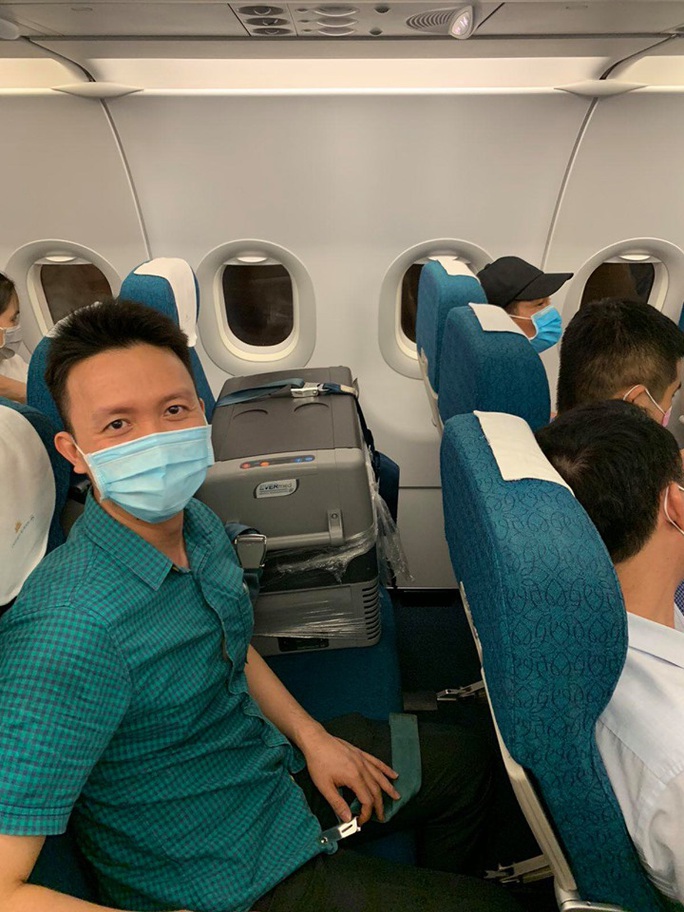 Cận cảnh trắng đêm với ca ghép gan xuyên Việt - Ảnh 2. Cận cảnh trắng đêm với ca ghép gan xuyên Việt - Ảnh 2.