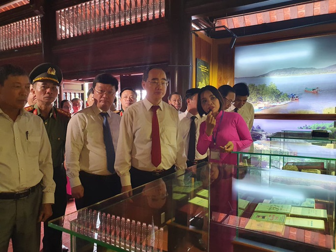 Bí thư Thành ủy TP HCM cắt băng khánh thành nhà trưng bày bổ sung và nhà bái đường tại Khu di tích Kim Liên - Ảnh 2. Bí thư Thành ủy TP HCM cắt băng khánh thành nhà trưng bày bổ sung và nhà bái đường tại Khu di tích Kim Liên - Ảnh 2.