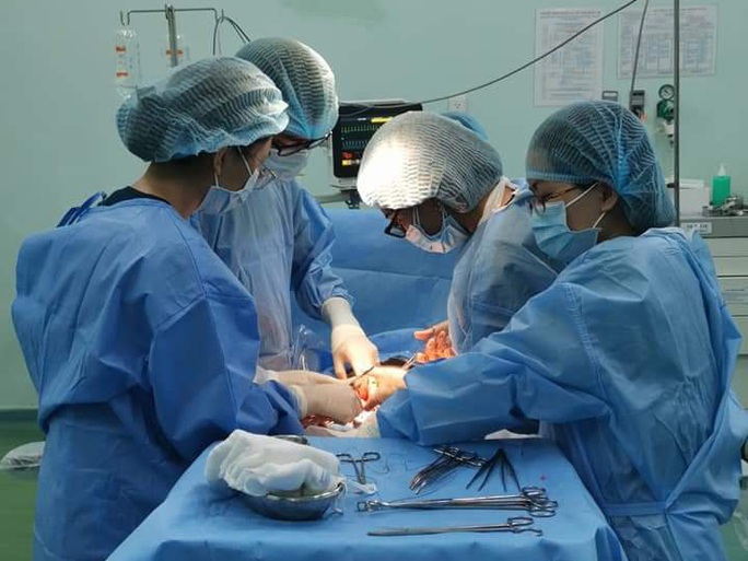 Ngoạn mục đưa bé sơ sinh bị 6 vòng dây rốn quấn cổ, mình ra đời - Ảnh 1. Ngoạn mục đưa bé sơ sinh bị 6 vòng dây rốn quấn cổ, mình ra đời - Ảnh 1.