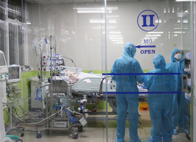 Bệnh viện Chợ Rẫy huy động toàn lực cứu chữa phi công người Anh mắc Covid-19 - Ảnh 3. Bệnh viện Chợ Rẫy huy động toàn lực cứu chữa phi công người Anh mắc Covid-19 - Ảnh 3.