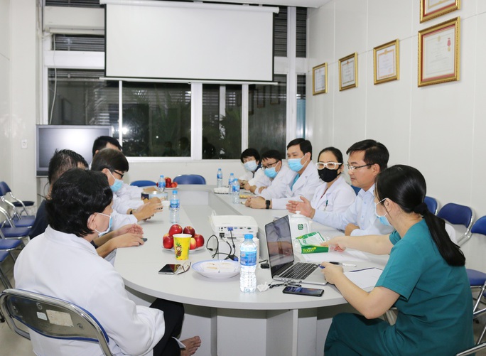 Bệnh viện Chợ Rẫy huy động toàn lực cứu chữa phi công người Anh mắc Covid-19 - Ảnh 2. Bệnh viện Chợ Rẫy huy động toàn lực cứu chữa phi công người Anh mắc Covid-19 - Ảnh 2.