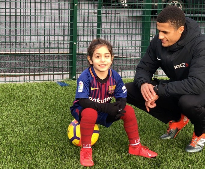 Thần đồng Arat Hosseini khoe bụng 6 múi, dẫn bóng như Messi - Ảnh 8. Thần đồng Arat Hosseini khoe bụng 6 múi, dẫn bóng như Messi - Ảnh 8.