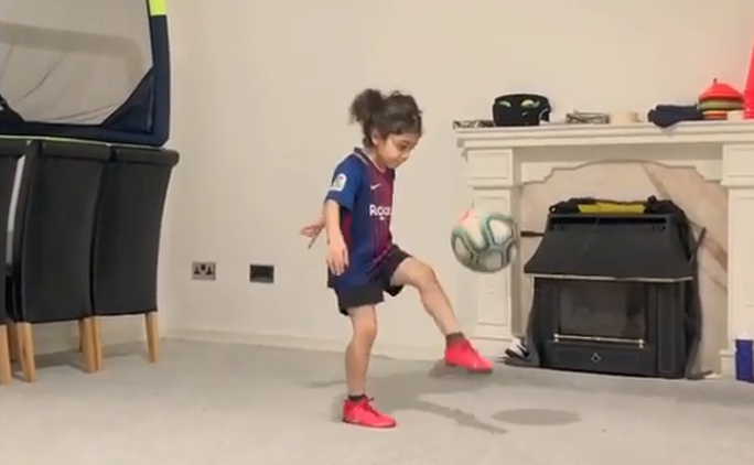 Thần đồng Arat Hosseini khoe bụng 6 múi, dẫn bóng như Messi - Ảnh 7. Thần đồng Arat Hosseini khoe bụng 6 múi, dẫn bóng như Messi - Ảnh 7.