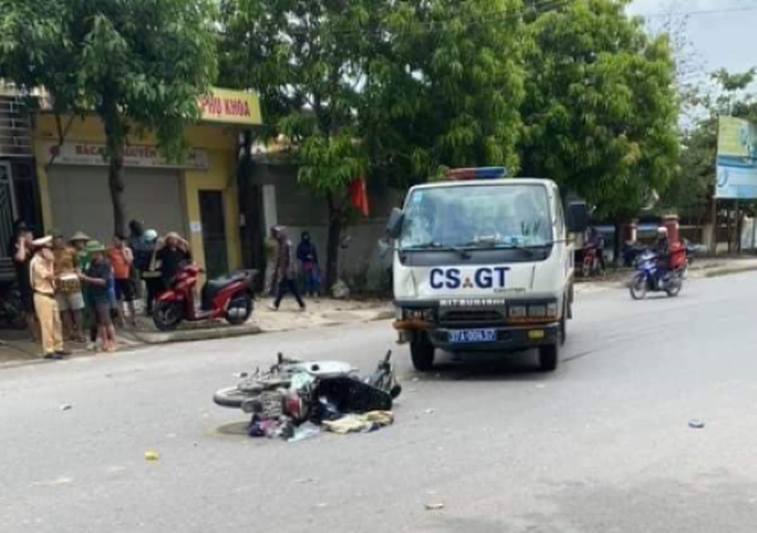 Va chạm với xe ô tô của CSGT, mẹ và con nhỏ đi xe máy nguy kịch - Ảnh 1. Va chạm với xe ô tô của CSGT, mẹ và con nhỏ đi xe máy nguy kịch - Ảnh 1.