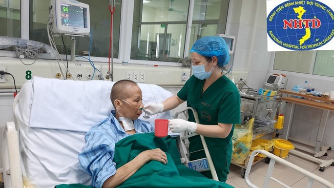 Nhiều lần ngừng tuần hoàn, bác gái bệnh nhân 17 khỏi bệnh sau gần 3 tháng mắc Covid-19 - Ảnh 4. Nhiều lần ngừng tuần hoàn, bác gái bệnh nhân 17 khỏi bệnh sau gần 3 tháng mắc Covid-19 - Ảnh 4.