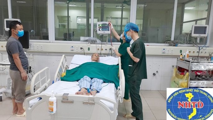 Nhiều lần ngừng tuần hoàn, bác gái bệnh nhân 17 khỏi bệnh sau gần 3 tháng mắc Covid-19 - Ảnh 5. Nhiều lần ngừng tuần hoàn, bác gái bệnh nhân 17 khỏi bệnh sau gần 3 tháng mắc Covid-19 - Ảnh 5.